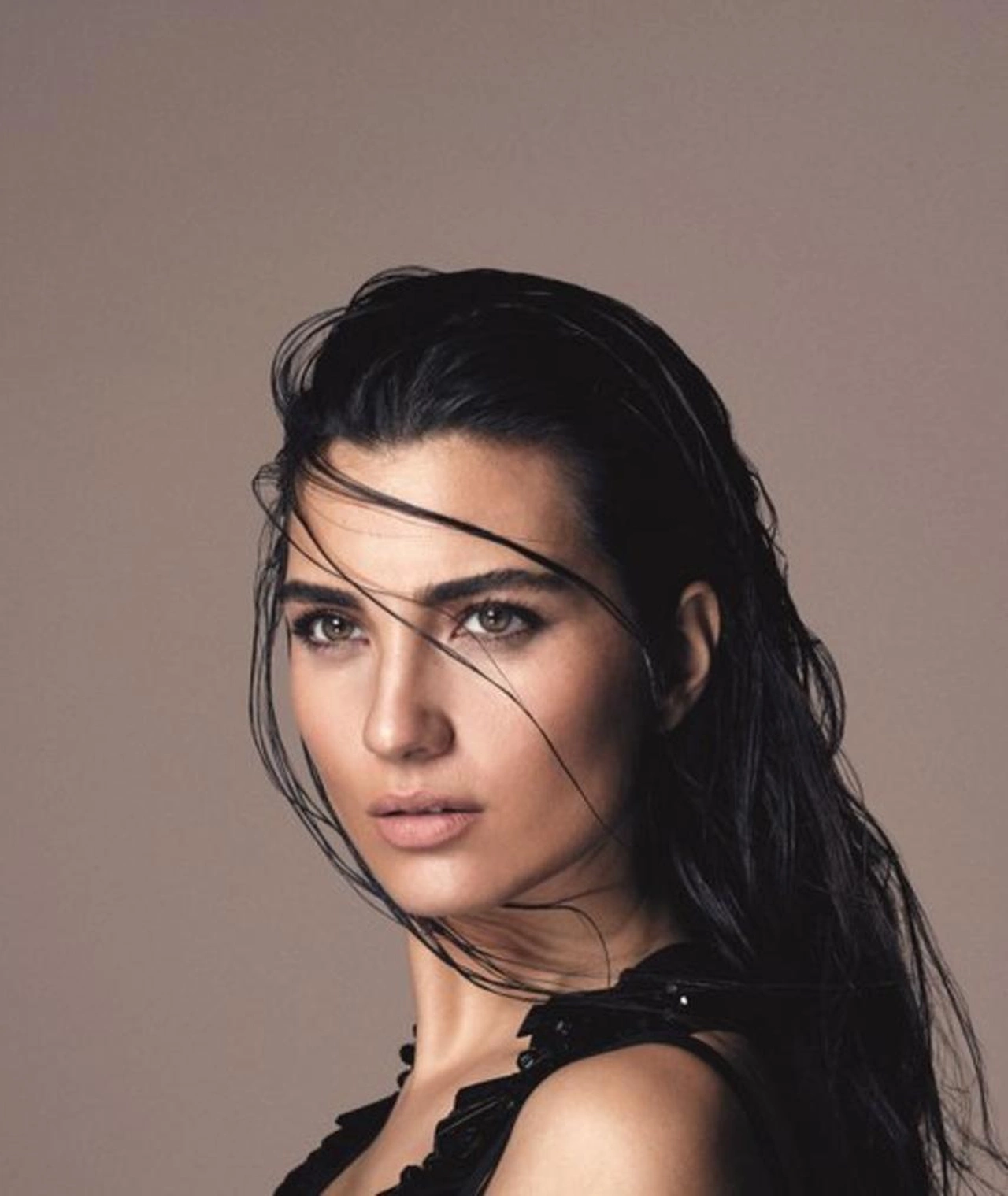 Tuba Büyüküstün ikiz kızlarıyla Türkiye'den ayrıldı!Paris'e giden oyuncu, kızlarıyla birlikte Paris'e yerleşti.