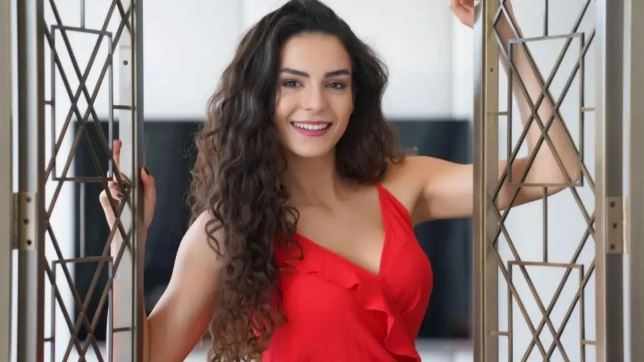 Ebru Şahin yeni imajı ile olay oldu! Son hali Yeşilçam'ın yıldızına benzetildi
