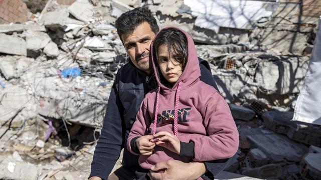 Enkazdan 136 saat sonra çıkarılan Vefa, babasıyla buluştu