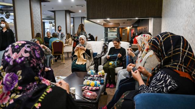 Afetzedeler "uğraş terapisi" travmayı atmaya çalışıyor