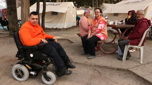 Engelli depremzedenin akülü araç mutluluğu