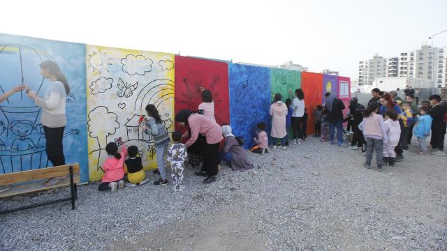 Depremzede çocuklar çadır kenti renklendiriyor