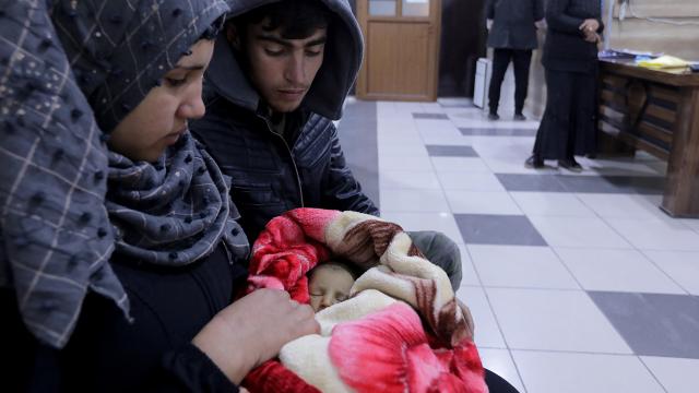 İki kez enkazda kalan anne bebeğinin yolunu gözlüyor