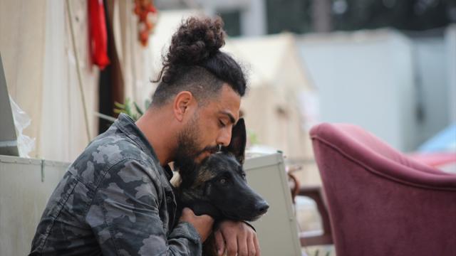 Depremden hemen önce tüm aileyi uyandıran 'Şila' çadır kentin maskotu oldu