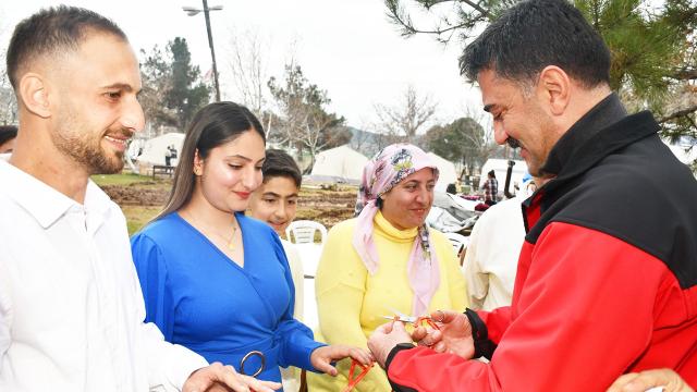 Depremzede çiftin nişan yüzükleri çadır kentte takıldı