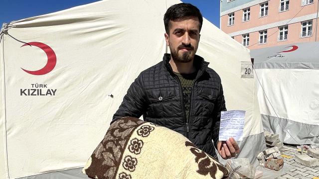 Battaniyeden çıkan not depremzede aileyi duygulandırdı