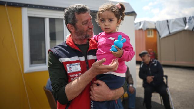 COVID-19 ve depremde 44 yakınını kaybetti: Afetzedelerin yardımına koşuyor