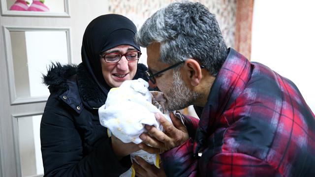 Depremzede aile 53 gün sonra bebeklerine kavuştu