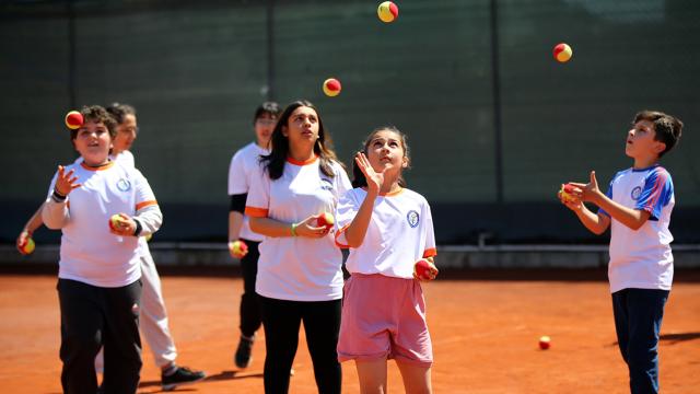 Depremzede çocuklar günlerini tenis kursunda geçiriyor