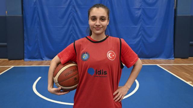 Depremzede işitme engelli kadın basketbolcunun milli takıma çağrılma heyecanı