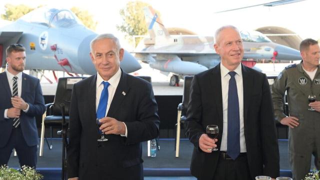Görevden alma kararının ertelenmesinin ardından Netanyahu ve Gallant, ilk kez birlikte görüntülendi