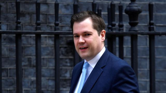 İngiliz Bakan aracıyla hız sınırını ihlal ettiği için 6 ay trafikten men edildi