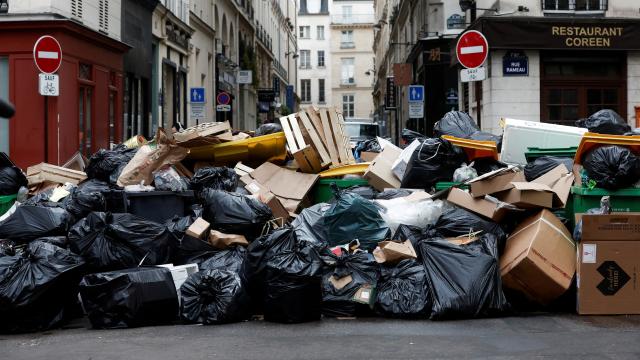 Paris'te çöp toplayıcıları 13 Nisan'da süresiz greve gidecek