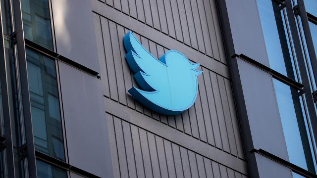 Ünlüler, kamu ve medya kuruluşları Twitter'a "mavi tik" için ödeme yapmayı reddediyor